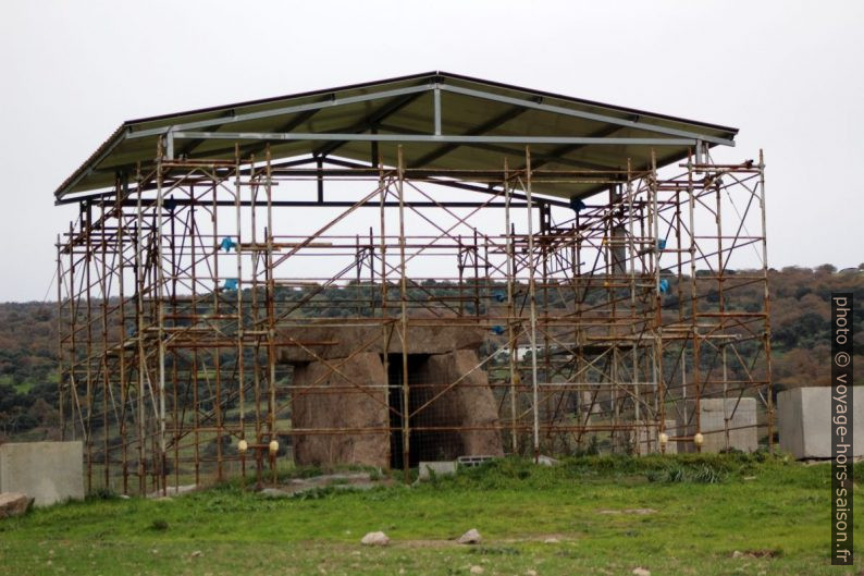 Dolmen di Sa Coveccada en rénovation. Photo © André M. Winter