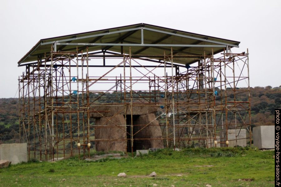Dolmen di Sa Coveccada en rénovation. Photo © André M. Winter