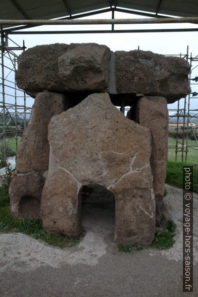 Face avant du Dolmen di Sa Coveccada en rénovation. Photo © Alex Medwedeff