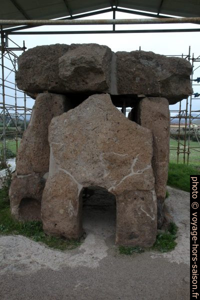 Face avant du Dolmen di Sa Coveccada en rénovation. Photo © Alex Medwedeff