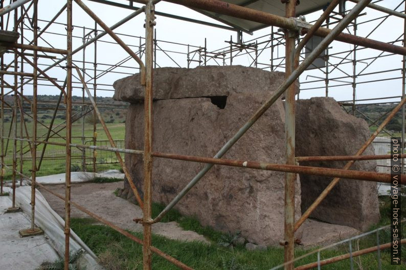 Face arrière du Dolmen di Sa Coveccada en rénovation. Photo © Alex Medwedeff