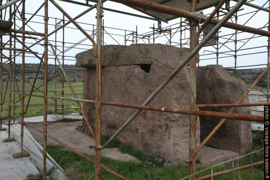 Face arrière du Dolmen di Sa Coveccada en rénovation. Photo © Alex Medwedeff