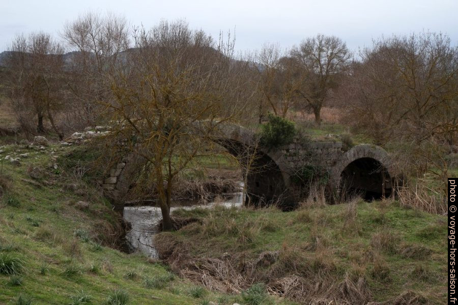 Arcs du Pont'Ezzu au sud de Mores. Photo © Alex Medwedeff