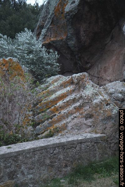 Marches creusées dans la roche à la nécropole de Sant'Andrea Priu. Photo © Alex Medwedeff
