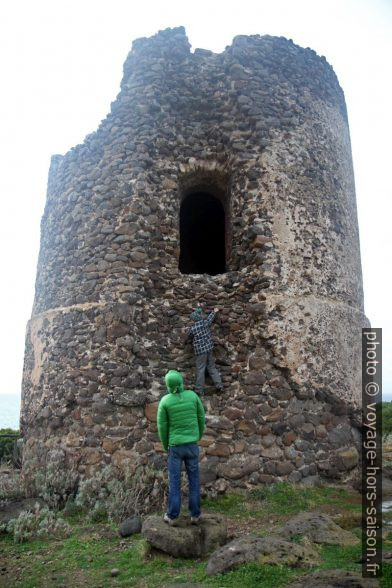 Nicolas grimpe sur le Torre Foghe. Photo © Alex Medwedeff