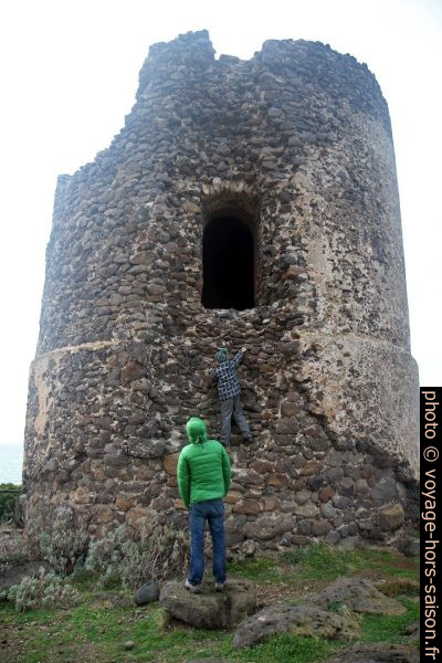 Nicolas grimpe sur le Torre Foghe. Photo © Alex Medwedeff