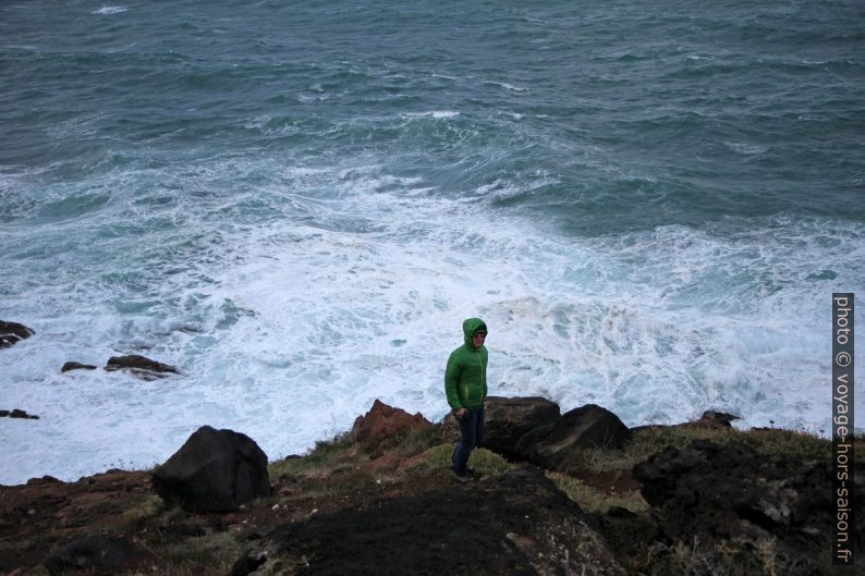 André à la Punta Foghe en hiver par tempête. Photo © Alex Medwedeff