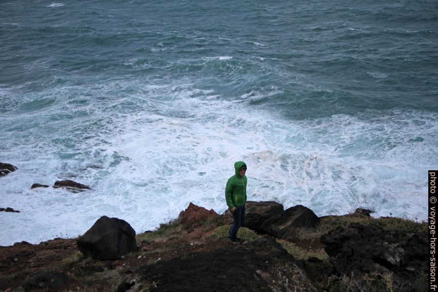 André à la Punta Foghe en hiver par tempête. Photo © Alex Medwedeff