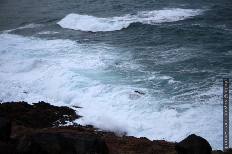 Vagues et déferlantes à la Punta Foghe. Photo © Alex Medwedeff