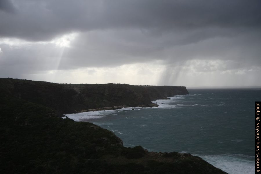 Pluie sur le Capo Nieddu. Photo © Alex Medwedeff