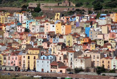 Maisons colorées de Bosa. Photo © André M. Winter