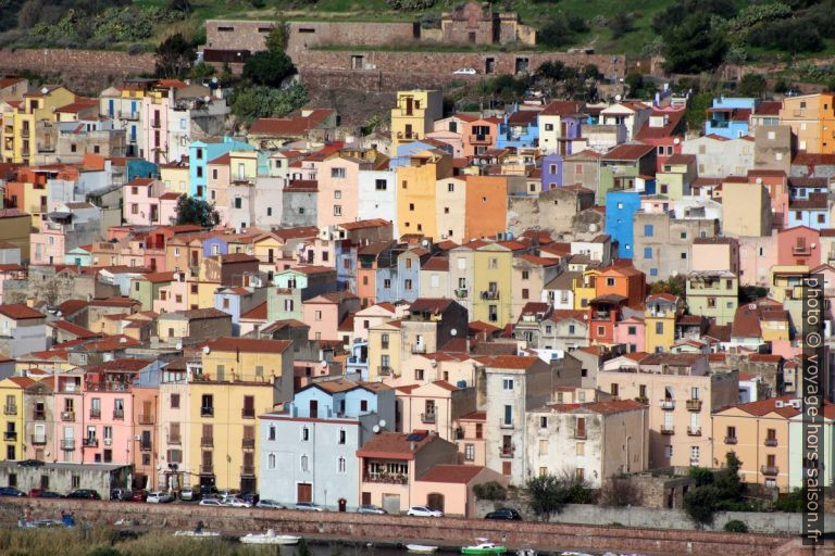 Maisons colorées de Bosa. Photo © André M. Winter