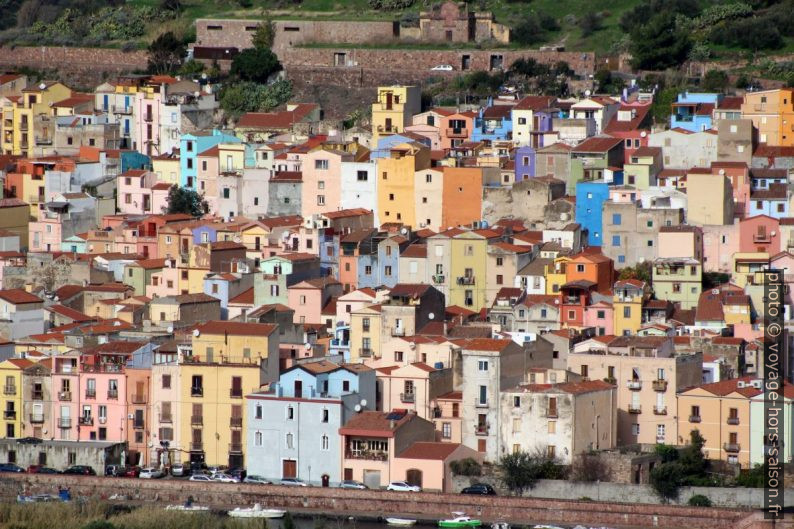 Maisons colorées de Bosa. Photo © André M. Winter