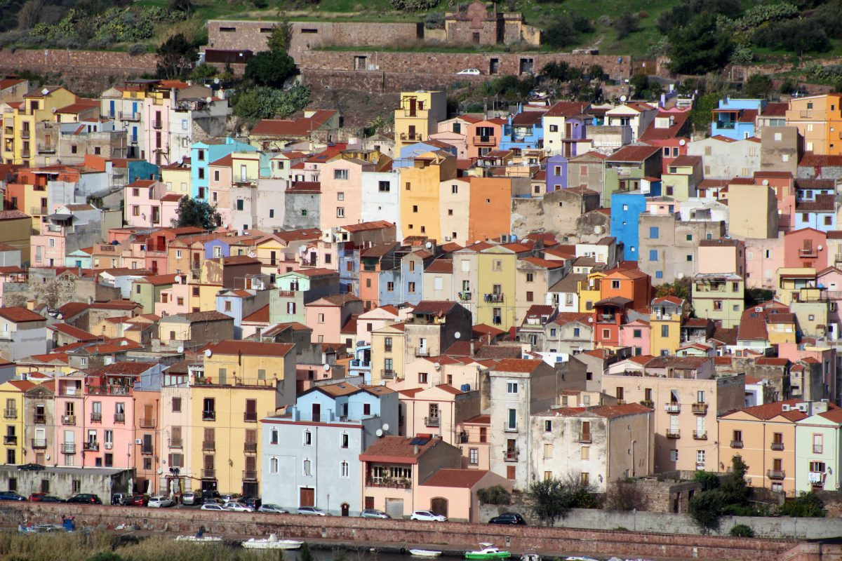 Maisons colorées de Bosa. Photo © André M. Winter