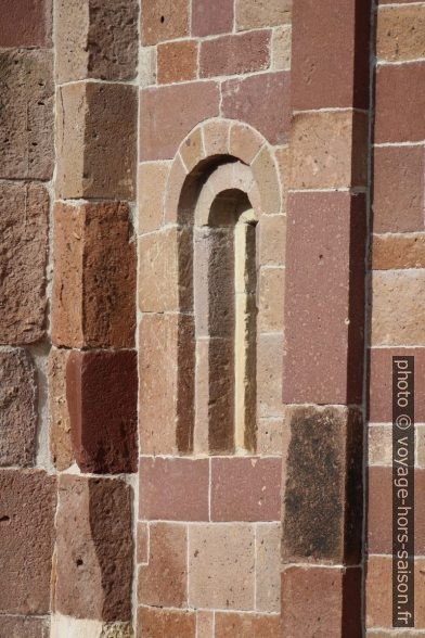 Fenêtre romane de l'abside de San Pietro Extramuros. Photo © André M. Winter