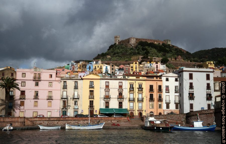Maisons de Bosa et le château Malaspina. Photo © Alex Medwedeff