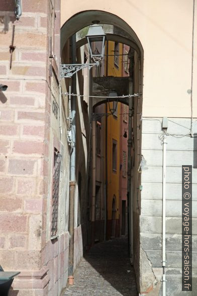 Ruelle étroite dans la vieille-ville de Bosa. Photo © Alex Medwedeff