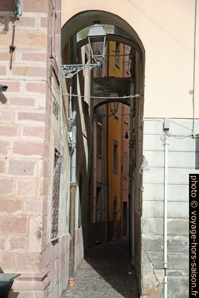 Ruelle étroite dans la vieille-ville de Bosa. Photo © Alex Medwedeff