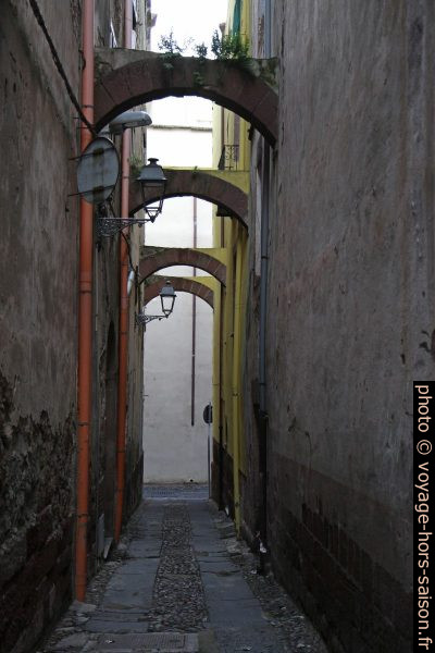 Arcs de soutien par dessus une ruelle de Bosa. Photo © Alex Medwedeff