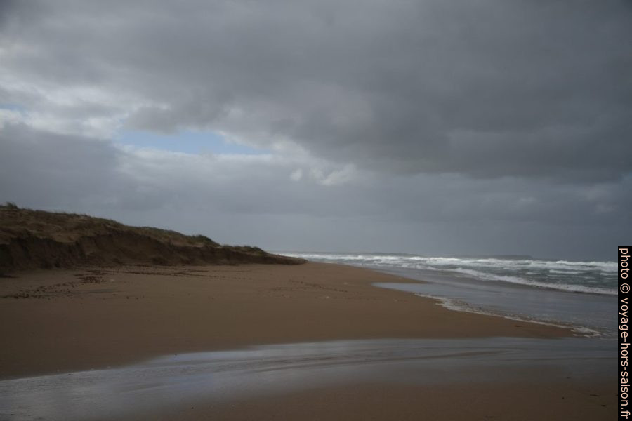 Plage de Is Arenas et le Capo Mannu au fond au sud. Photo © Alex Medwedeff