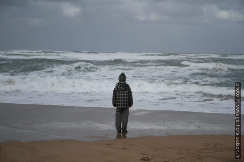 Nicolas sur la plage de Is Arenas. Photo © Alex Medwedeff