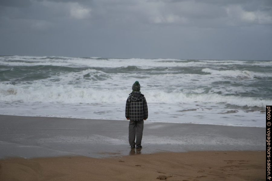 Nicolas sur la plage de Is Arenas. Photo © Alex Medwedeff