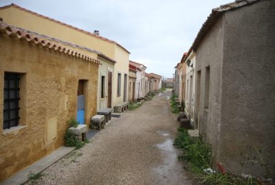 Habitations temporaires autour de San Salvatore di Sinis. Photo © Alex Medwedeff