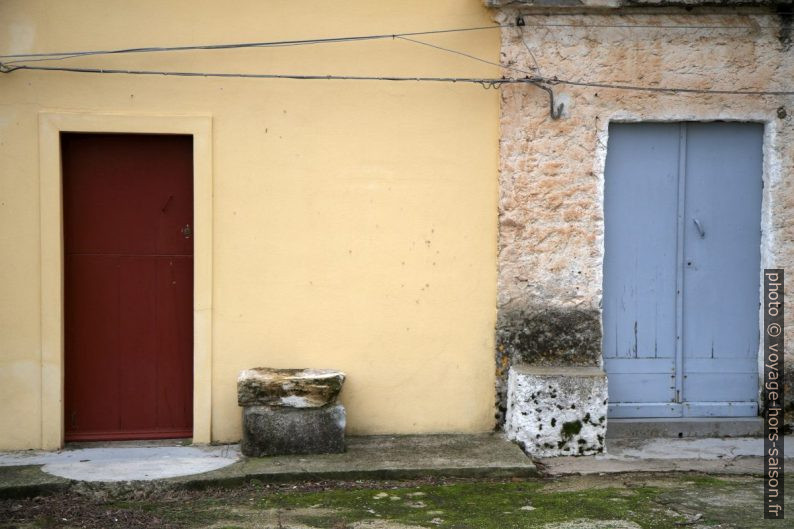 Tabourets de pierre devants les habitations temporaires de San Salvatore. Photo © Alex Medwedeff