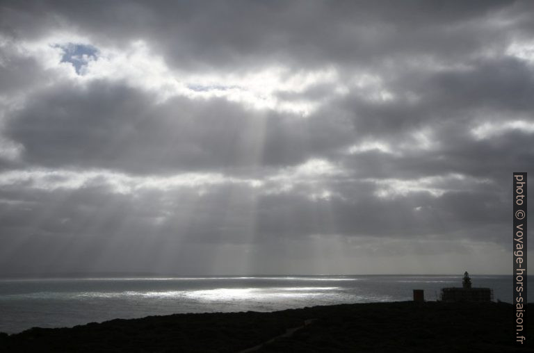 Phare du Cap San Marco face à la mer couverte. Photo © Alex Medwedeff