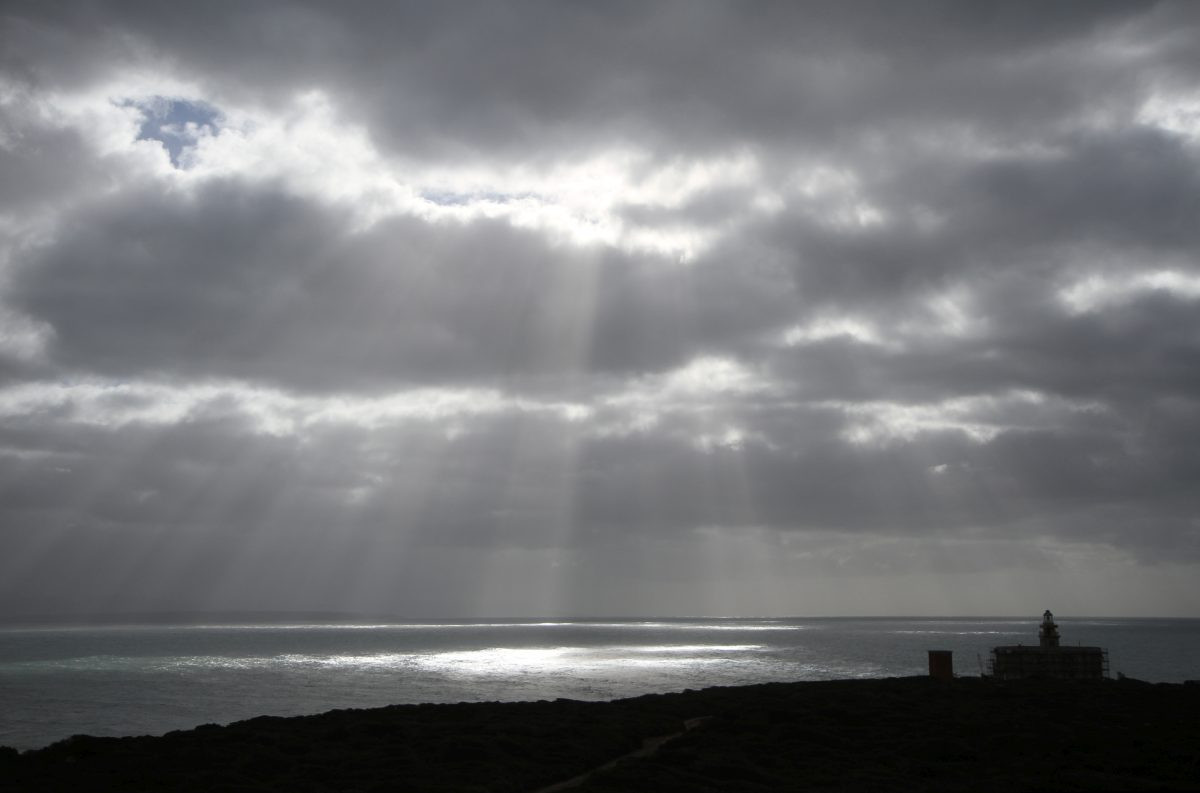 Phare du Cap San Marco face à la mer couverte. Photo © Alex Medwedeff