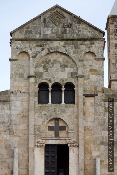 Façade de la cathédrale de Santa Giusta. Photo © André M. Winter