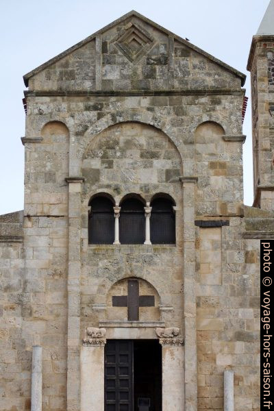 Façade de la cathédrale de Santa Giusta. Photo © André M. Winter