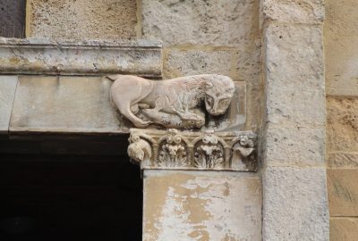 Lion mâle au sexe très apparent sur le linteau principal de Santa Giusta. Photo © André M. Winter