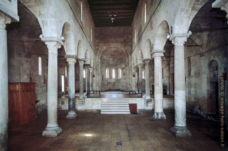 Nef dénudée de la cathédrale di Santa Giusta. Photo © André M. Winter