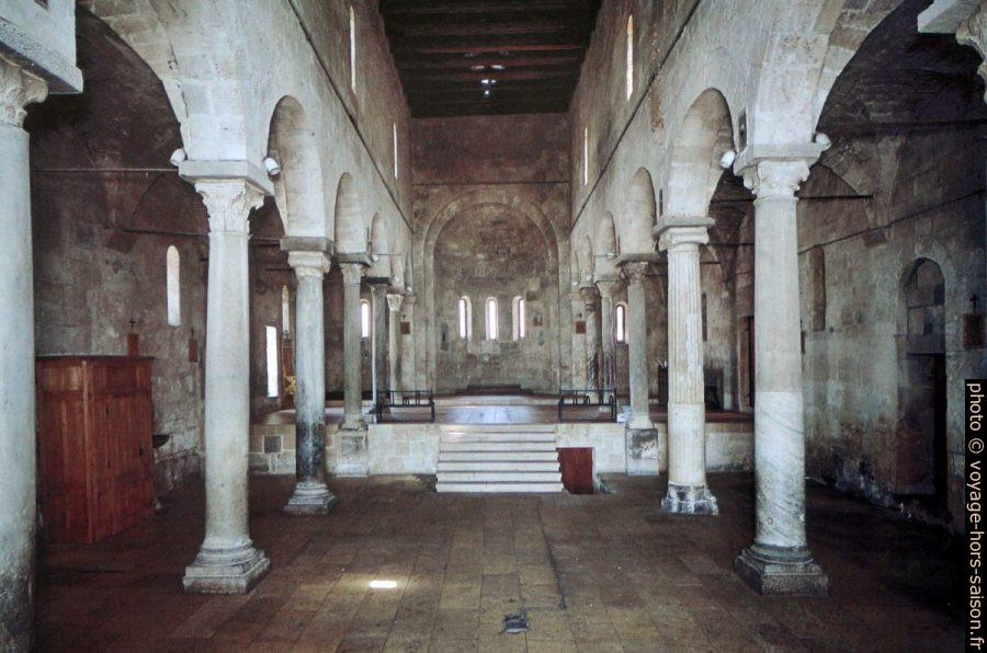 Nef dénudée de la cathédrale di Santa Giusta. Photo © André M. Winter