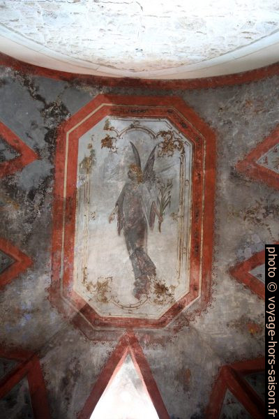 Peinture au plafond d'une chapelle latérale de Santa Giusta. Photo © Alex Medwedeff