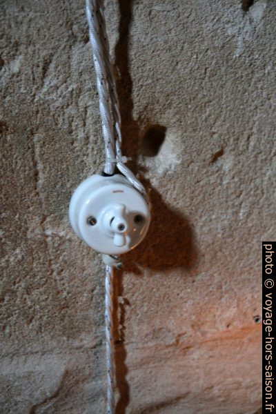 Interrupteur électrique en porcelaine dans l'église de Santa Giusta. Photo © Alex Medwedeff