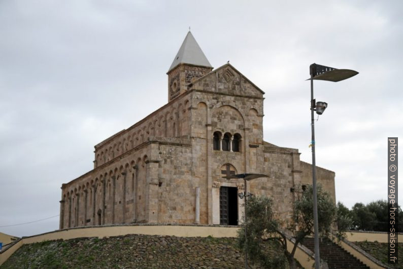 Cattedrale di Santa Giusta sur sa colline. Photo © Alex Medwedeff