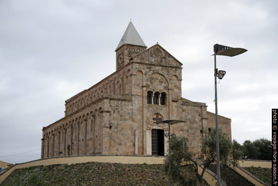 Cattedrale di Santa Giusta sur sa colline. Photo © Alex Medwedeff