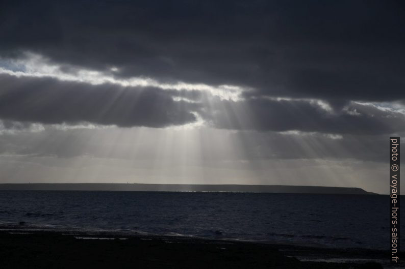 Des rayons de soleil passent par les nuages. Photo © Alex Medwedeff