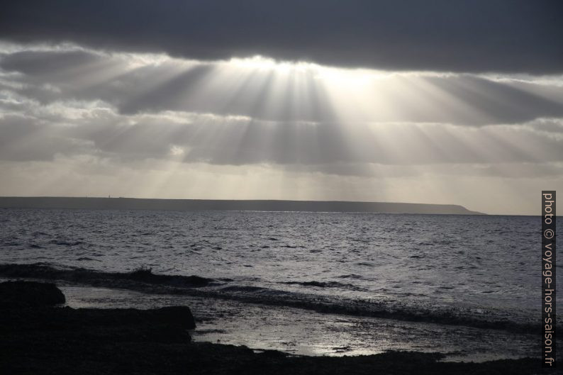 Des rayons de soleil passent par les nuages. Photo © Alex Medwedeff