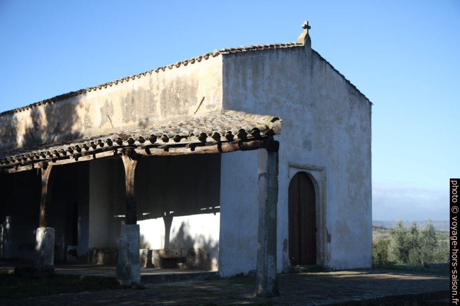 Loggia sur colones bruttes de la Chiesa di San Salvatore. Photo © Alex Medwedeff