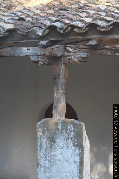 Colones de pierre et de bois taillée la Chiesa di San Salvatore. Photo © André M. Winter