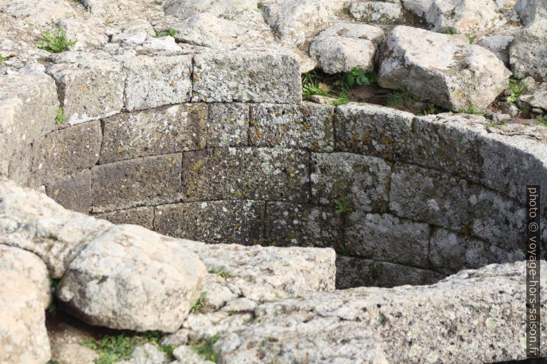 Ovrture du puits sacré du sanctuaire nuragique de Santa Vittoria. Photo © Alex Medwedeff
