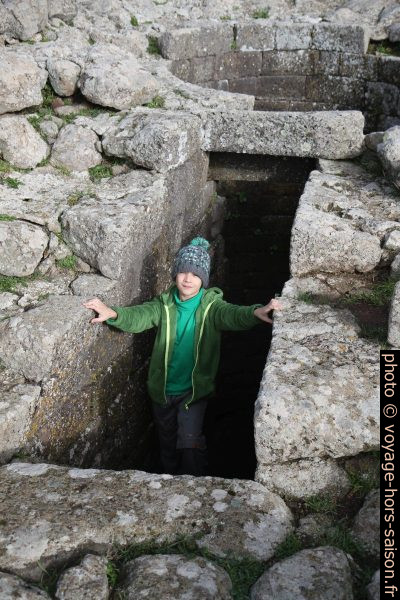 Nicolas sur les marches du puits sacré de Santa Vittoria. Photo © Alex Medwedeff
