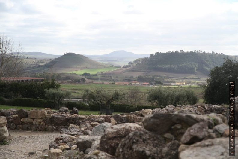 Mesas au sud de Su Nuraxi. Photo © Alex Medwedeff