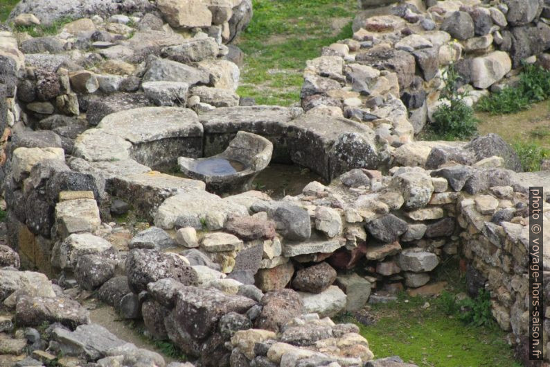 Rond à vasque à Su Nuraxi. Photo © André M. Winter