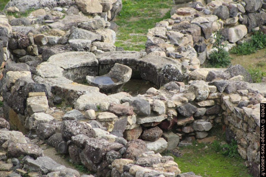 Rond à vasque à Su Nuraxi. Photo © André M. Winter