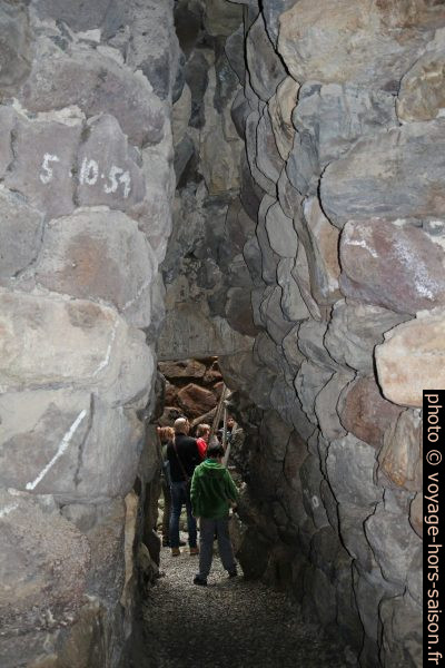 Couloir en voûte en encorbellement à Su Nuraxi. Photo © Alex Medwedeff
