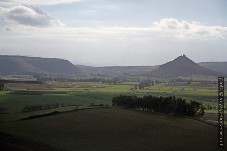 Paysage de mesas au sud-est de Barumini. Photo © Alex Medwedeff